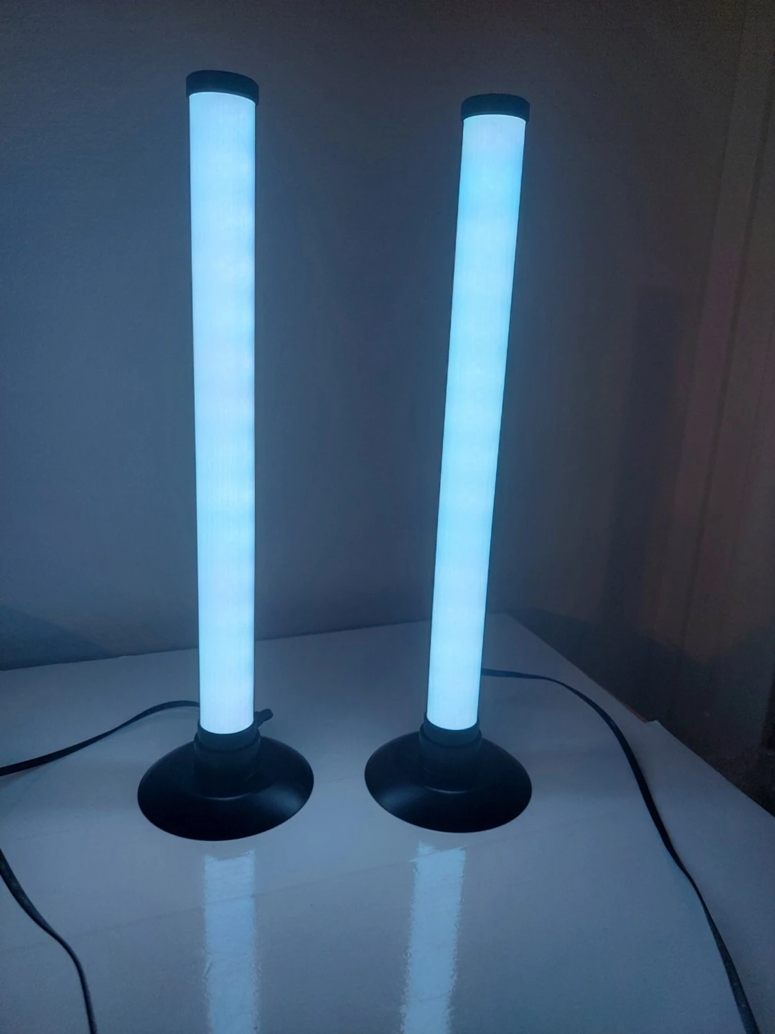 Två LED RGB-ljusrör med svart fot - 1