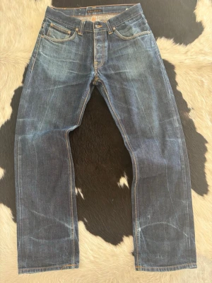 Nudie Jeans Regular Ralf Selvage - Tja, säljer nu dessa riktigt feta Selvage Regular Ralfs.| Byxorna börjar få riktigt fina fades men blir bara snyggare med tiden ju mer de bryts in.| Storleks etiketten och modellen är borta men det är bootcut form samt utifrån måtten är den en W32 och En L32/L34.| Bara att höra av er vid fler frågor eller funderingar.| 