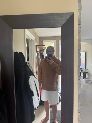 Brun Hugo boss  hoodie  - Säljer min farsas bruna Hugo boss hoodie, skön kvalité och snygg tröja som passar till de mesta 