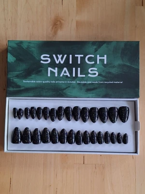 Switch Nails Galaxy Glam - Använda Switch Nails i formen Almond Short. Modellen/färgen heter Galaxy Glam.