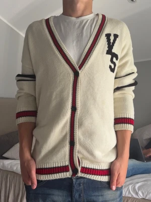 Vintage Supply cardigan - En riktigt snygg cardigan från Vintage Supply. Storleken är M. Tveka inte på att höra av dig vid eventuella frågor och funderingar!😊✌️
