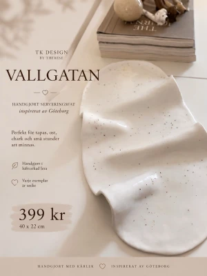 Handgjort serveringsfat Vallgatan - Unikt handgjort serveringsfat i vit lufttorkad lera med oregelbunden form och små svarta prickar. Perfekt för tapas, ost och chark. Inspirerat av Göteborg och varje exemplar är unikt. Storlek ca 40 x 22 cm.