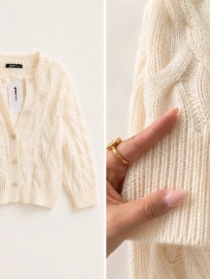 HELT NY OANVÄND CABEL KNIT FRÅN GINA TRICOT - ÖPPEN TILL BUD: Säljer denna fina kabelstickade kofta från Gina Tricot i färgen knit white. Den är helt ny och aldrig använd, med alla prislappar kvar.  Anledningen till att jag säljer den är att det tyvärr blev för sent att lämna tillbaka den. Koftan är i nyskick utan några defekter eller tecken på användning.  Den är perfekt för sommarkvällar, svala dagar eller att slänga över en klänning när det blir lite kyligare. En tidlös och lättmatchad kofta som passar till det mesta. 