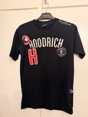 Hoodrich t-shirt med patchar - Alla i storlek XS men sitter med mer som S. 100kr St eller paket pris vid köp utav flera.