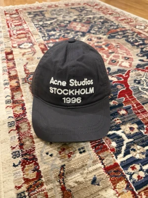  Acne Studios Keps  - Mörkgrå keps från Acne Studios - Helt ny - Aldrig använd - Super bra kvalite på kepset🤩 Hör av dig vid funderingar ! Sckikas inom 24 timmar 🚚