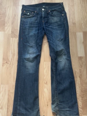 true religion bootcut jeans  - jätte fina true religion bootcut jeans! är sönder där nere därför så säljer jag billigt. annars har jeansen inga defekter. priset kan diskuteras privat <3