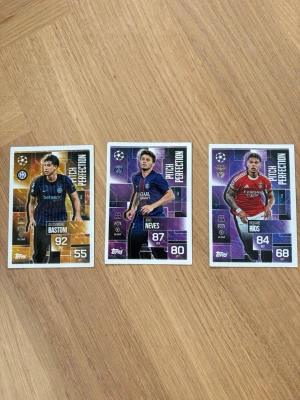 Fotbollssamlarkort Pitch Perfection - Tre fotbollssamlarkort från Topps Pitch Perfection-serien med spelare i olika lagdräkter. Korten har färgstarka bakgrunder i guld, lila och rött samt tydliga siffror och klubbmärken. Perfekt för samlare eller fotbollsintresserade.