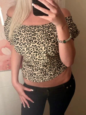  Offshoulder topp - Söt mönstrad offshoulder topp💗använd en gång 