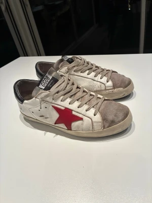 Golden goose skor - Golden Goose skor| Pris:1999kr| Storlek: 41 passar även 42| Skick: mycket bra, 8/10| Hör av dig vid minsta lilla fundering eller fråga|