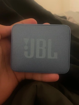 Jbl högtalare  - Jbl högtalare inte ens en månad gammal den är helt ny använd 2 gånger då jag bara skulle prova den säljer den för att jag då inte behöver den. Har inte kartongen med men på de sista bilderna står de när ja köpt den. Priset diskuteras 