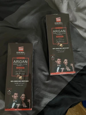 Argan Speedy Hair Color Shampoo - Argan Speedy Hair Color Shampoo från Cinema Professional i färgen Dark Brown. Innehåller 420 ml per förpackning. Ger 100% täckning av grått hår och är enkel att använda som vanlig schampo. Förpackningen är svart med röda och vita detaljer. Den här schampon flaskan räcker till att färga håret fem gånger. Vid köp av 2 kostar det 250, vid köp av en blir det 150kr