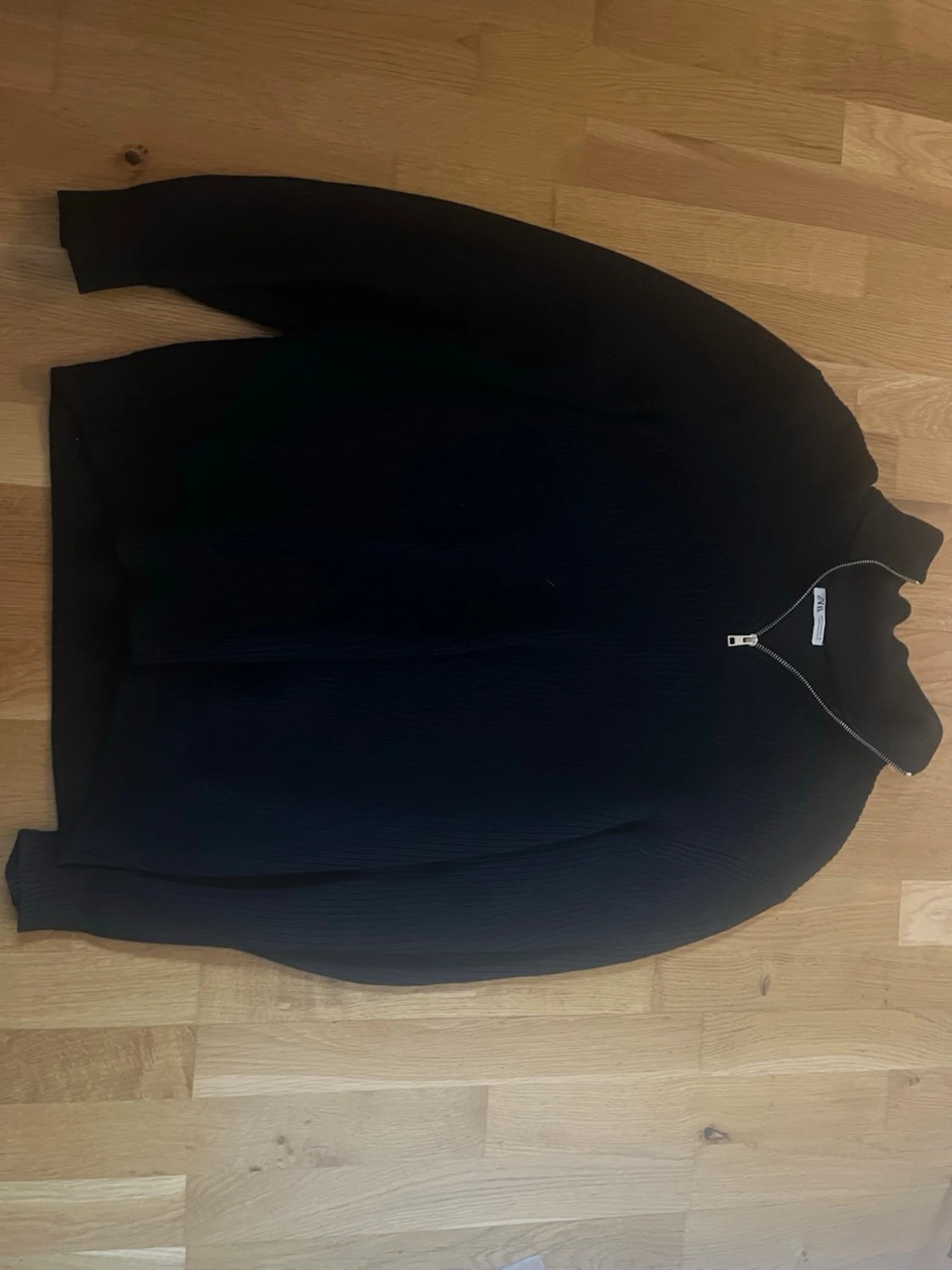 Svart stickad tröja med dragkedja Zara