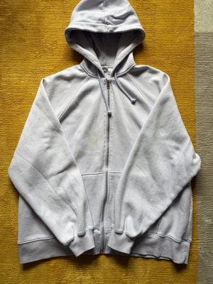Lilac Hoodie H&M - Bekväm kofta från H&M, använd ett fåtal gånger. Finns två märken, en på kroppen och en på ärmen