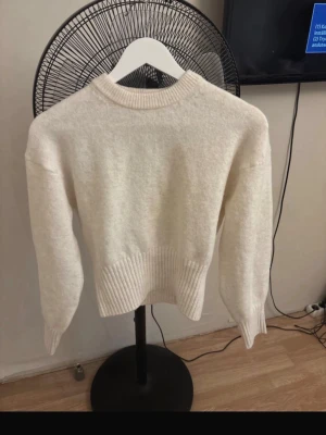 Vit stickad tröja från H&M - Vit stickad tröja från H&M med tajtare nederdel🙌🏻💕