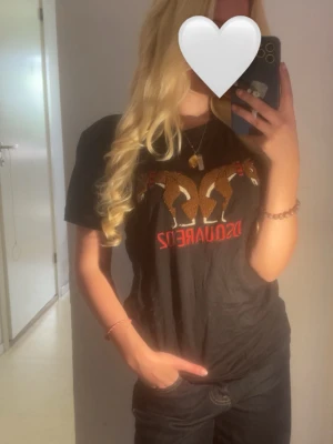 Svart DSQUARED2 t-shirt med brodyr - Tröja från DSQUARED2 köpt från privatperson