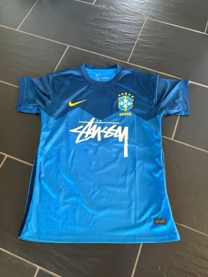 Brasilien fotbollströja  - Brasilien fotbollströja. Helt ny. Storlek L.                        Hör gärna av er vid frågor och pris kan diskuteras 