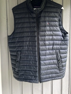 Svart dunväst från Tommy Hilfiger - Dunväst från Tommy Hilfiger storlek M