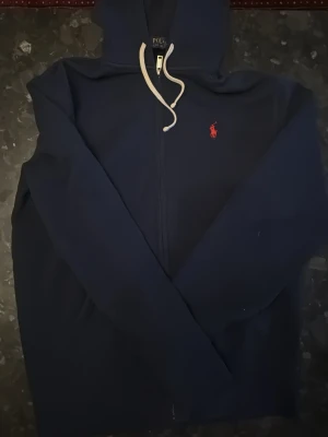 Navy blå polo ralph lauren zip hoodie - Polo ralph lauren blå zip hoodie i mycket bra skick inte använd alls så många gånger, storlek Small, inga defekter