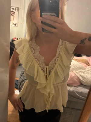  blus med volang och spets - Blus med volanger 