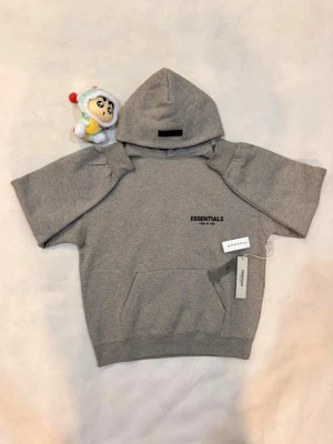 Essentials Hoodie - Säljer min autentiska Essentials Hoodie, för endast 1049kr då priset kan diskuteras vid potentiellt köp. OBS! Fraktar inom 24H :)