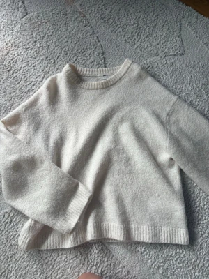 Krämvit stickad tröja  - En krämvit stickad tröja från Gina, använd några gånger bara! Den har en väldigt liten fläck på baksidan av ärmen men man ser knappt den💞 storlek M men passar folk med storlek S också, pris kan diskuteras! original pris: 399kr 