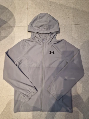 Under Armour windbreaker - En helt ny Under Armour windbreaker som köptes för liten. I storlek 160 ungefär. Nypris ligger på 700kr men säljer för endast 500💸. Inget fast pris och kan sänkas vid snabb affär.👍