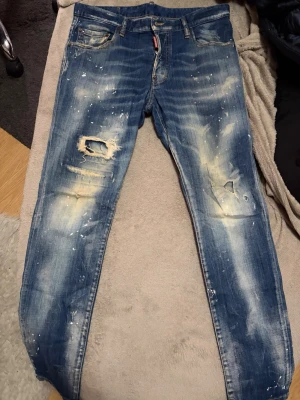 Dsquared2 Jeans äkta storlek 48 - Äkta Dsquared2 jeans, Köpt på Trelupi, Made in italy, storlek 48