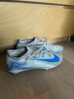 Nike Mercurial vapor prototype  - Säljer dessa Nike Mercurial vapor prototype, för att de aldrig riktigt har passat mig nu har de stått orörda sen höstas. Skicket är bra det är bara smuts på gripkniten som är svårt att tvätta bort. Storleken är 45. Påse medföljer (måste bara hitta den först) Priset är ej hugget i sten!