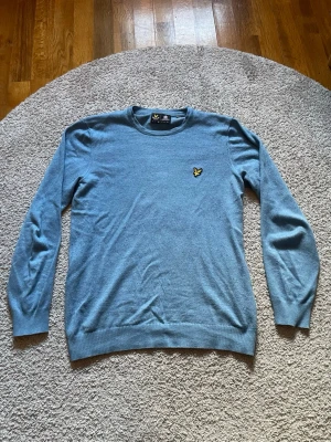 Lyle & Scott tröja - Tjabba! Jag säljer denna riktigt fina Lyle & Scott tröjan. Det är storlek M i mycket bra skick. Skriv gärna vid frågor eller funderingar😊