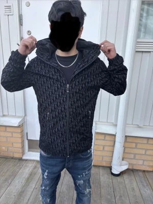 Snygg vindjacka  - Snygg vindjacka! 🅰️🅰️! Det är storlek S och den är riktigt skön och bekväm att ha på sig, skick 9-10 den är som ny! Pris 999kr skriv vid intresse innan köp, köp går igenom med ett annat Plick konto!😊✌️