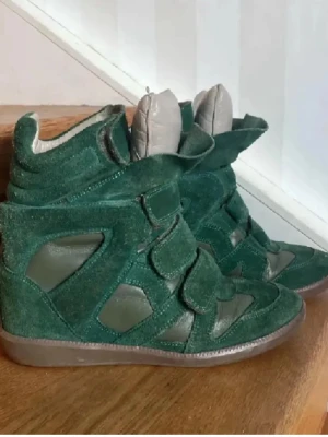 Mörkgröna isabell marant skor  - Säljer ett var boots med hög klack ifrån isabell marant!! Pris går att diskutera vid snabbt köp  