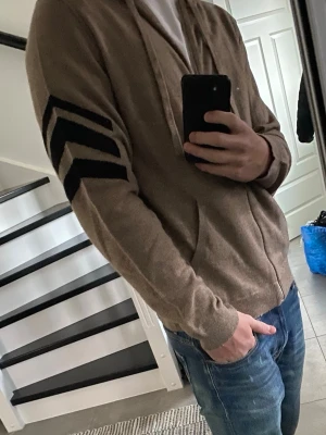 Zadig & Voltaire Kashmir Hoodie - Tja, säljer nu denna riktigt feta ziphoodien från Zadig & Voltaire. Hoodien är i 100% kashmir och i utmärkt skick utan defekter då den är väldigt sparsamt använd. Just denna är väldigt eftertraktad då den inte säljs längre. Nypris 5500kr, mitt pris endast 1799kr, kan tänka mig gå ner i pris vid snabb affär. Tags medföljer! Hör av er vid minsta fundering!