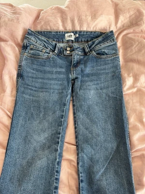 raka lågmidjade jeans - Säljer dessa söta lågmidjade jeans ifrån lager 157 i storlek XS!💓 byxorna har en söt detalj uppe där den knäpps och är i bra skick! Postas och packas säkert!📦💓