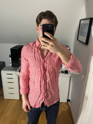 Rosa linneskjorta från Massimo Dutti - Säljer en  rosa skjorta från Massimo Dutti i 100% linne med klassisk krage och knappar framtill. Skjortan har långärmad design och beige armbågslappar som detalj. Hör gärna av dig vid frågor!