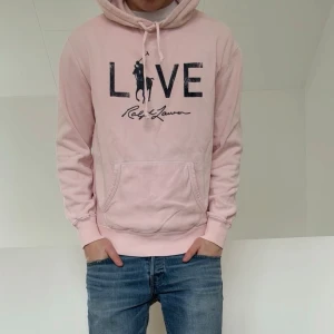 Distressed Ralph Lauren hoodie rosa - Säljer en sjukt nice distressed rosa hoodie från Ralph Lauren. Hoodien är i bra skick förutom lite nice slitningar som i ärmkanterna som gör den distressed! Hör gärna av er vid frågor elr funderingar!!
