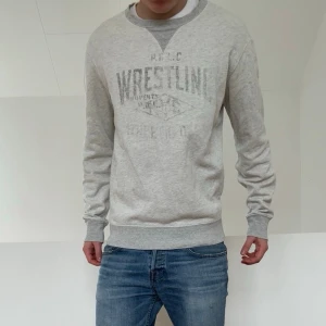 Ralph Lauren vintage sweatshirt - Säljer en sjukt nice vintage polo sweatshirt i färgen ljusgrå. Tröjan är i bra skick och är i strl L men sitter som en M! Hör gärna av er vid frågor elr funderingar!!