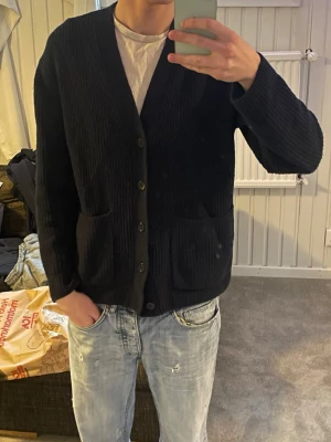 Arket stickad cardigan - Mycket fin och sjukt skön cardigan från arket. Köpt förra sommaren för ett nypris på 1200. Använd en del men kvaliten är fortfarande mycket bra utan några defekter. Skriv om ni har några frågor! (Pris går att diskutera)