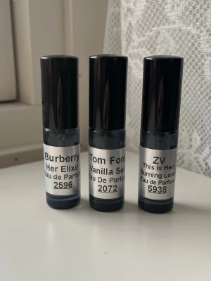 Parfymtester - Säljer tre stycken parfymtester. De är använda men det finns lite kvar för en annan person att testa, därav säljer jag billigt. Tom Ford ”Vanilla Sex”. Zadig och Voltaire ”This is her! Burning Love”. Burberry ”Her Elixir”🩷