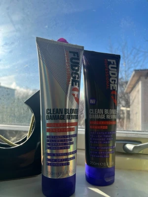 Fudge Clean Blonde Damage Rewind duo - Fudge Clean Blonde Damage Rewind Violet-Toning Conditioner och Shampoo, 250 ml vardera. Perfekt för blont hår, hjälper till att neutralisera gula toner och reparera skadat hår. Jag har endast testat denna 1 gång så dom är i princip nästan fulla. 