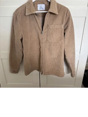 Overshirt - Bläck - Overshirt från Bläck i nyskick. Endast använd fåtal gånger. Nypris 900