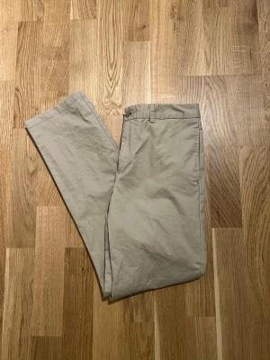 Ralph Lauren Byxor, för barn - Beige Ralph Lauren chinos till salu. Byxorna är nyskick, aldrig använd. Storlek 16Y motsvarar en XS. Väldigt stiliga och fräscha.                                           Hör av dig vid intresse/funderingar.                            PRIS KAN DISKUTERAS!