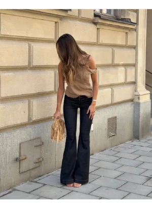 Mörkblå bootcut jeans med hög midja - Snygga jeans från Alobha. Helt slutsålda!!! Färgen navy! HELT NYA!! prislapp kvar 