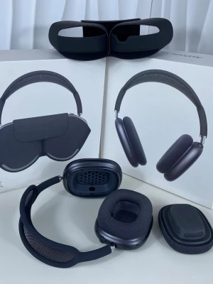 Apple AirPods Max hörlurar svart - Snygga Apple AirPods Max i svart med stilren design och mjuka öronkuddar i mesh-tyg. Hörlurarna har en robust aluminiumram och justerbart huvudband med mesh för extra komfort. Levereras med smart skyddsfodral. Perfekta för musik, gaming eller film.