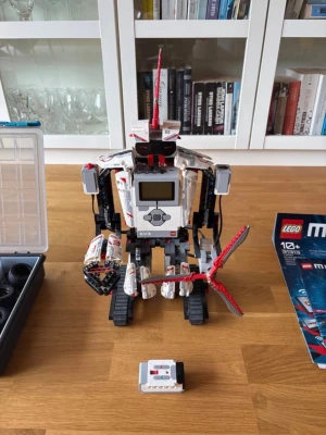 LEGO Mindstorms EV3 - Alla bitar finns och all elektronik fungerar. Ingen märkbar slitage, kan lika väll vara ny. Instruktionsbok och låda finns (dock så är lådan inte i så bra skick)