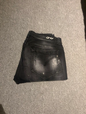 Dondup George Jeans|36 - Dondup George jeasn| Storlek:36| Dondup har annorlunda storlekar skriv för info| skick: 10/10|Modellen är destroyd från butik| nypris ca 4000kr| Sell.ArchiveSS| 