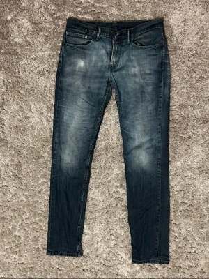 Levis 32/34 - Ett par schyssta Levi’s Jeans i storlek 31/34 med snygga Lavatotvättningar i gott skick. 