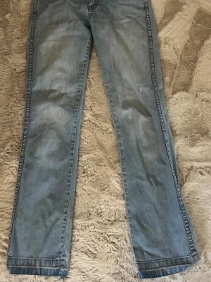 Ljusblå bootcut jeans från Flash - Säljer ett par ljusblå bootcut jeans från Flash med klassisk femficksdesign och normalhög midja.💕