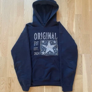 Original Hoodie Navy - SCNDI - Säljer denna tvärfeta hoodien då den börjar bli för liten. Tröjan är från SCNDI och säljs inte längre. Nypris: 599kr mitt pris: 549kr. Jävligt bra skick och tvärfet nu på vintern och inför våren. 👊🔥