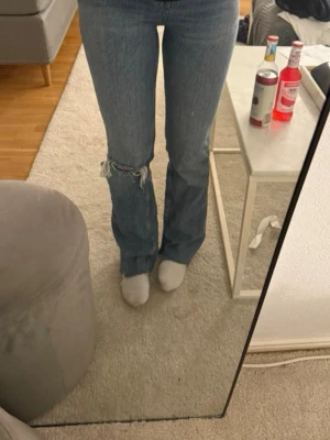 jeans med hål - midwaist jeans i storlek 32, jag är ca 164cm