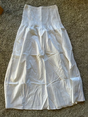 Vit långkjol med smock i midjan - Vit långkjol från Gina tricot. Perfekt för varma dagar och enkel att styla med olika toppar. Knappt använd